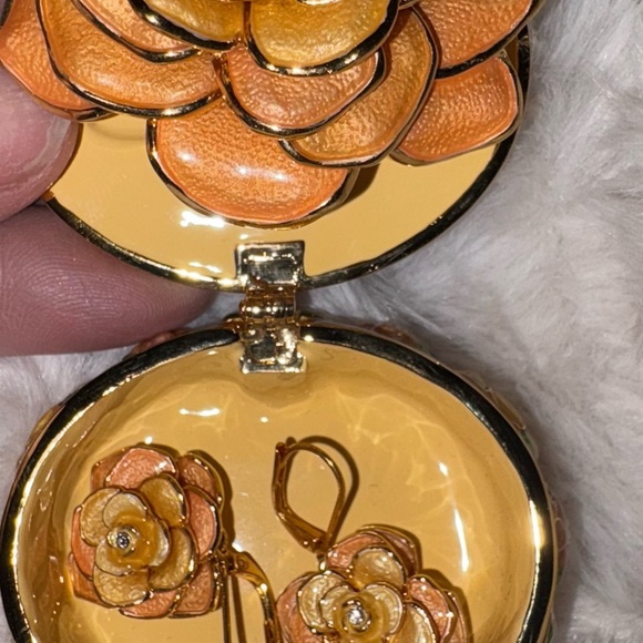 Joan Rivers RARE  Vintage Stunning Trinket Box With Beautiful Earrings! - Picture 14 of 16